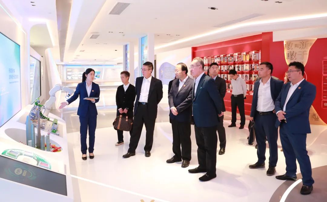 全国政协常委唐英年先生一行到访恒峰国际集团
